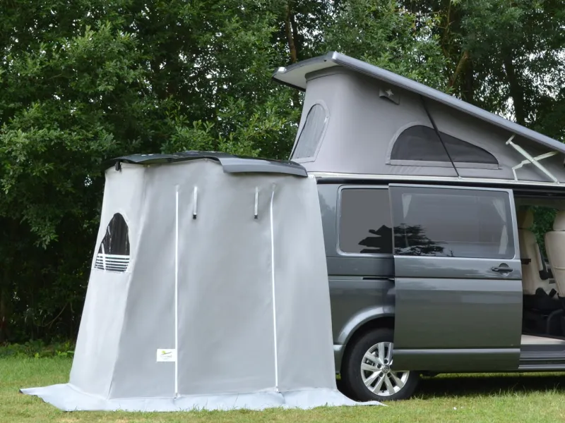 Ausstattung kompakter Kastenwagen oder Campingbus mit Clairval Spacecamp SAS Heckzelt, geschlossen und an der Heckklappe eines kompakten Kastenwagens befestigt