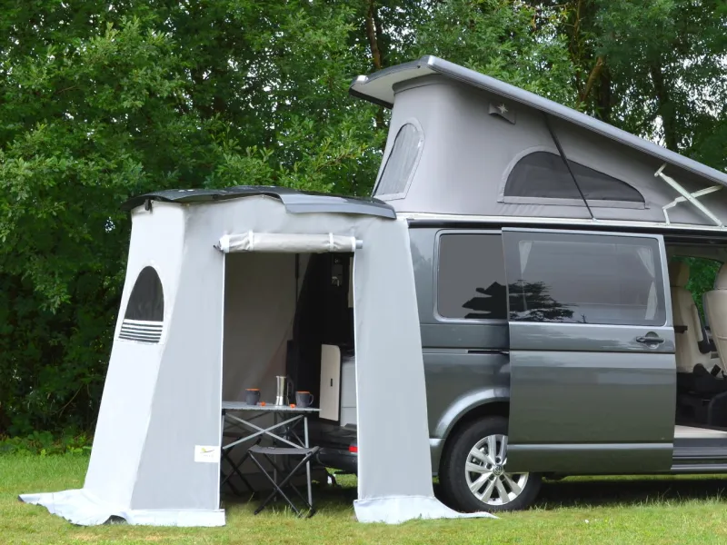 Ausstattung kompakter Kastenwagen oder Campingbus mit Clairval Spacecamp SAS Heckzelt, geöffnet und an der Heckklappe eines kompakten Kastenwagens befestigt